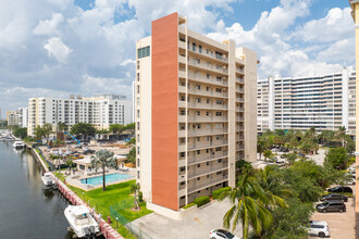 Delphi Towers in Pompano Beach, FL - Building Photo - Building Photo