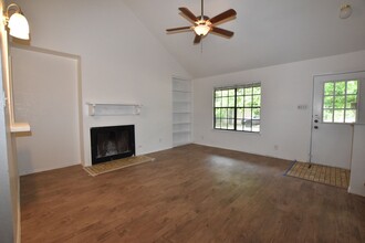 8001 Dowling Cove in Austin, TX - Building Photo - Building Photo