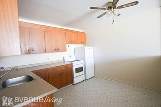 Angus Place in Regina, SK - Building Photo - Building Photo