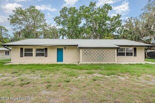 4085 Cypress Bend in Geneva, FL - Building Photo
