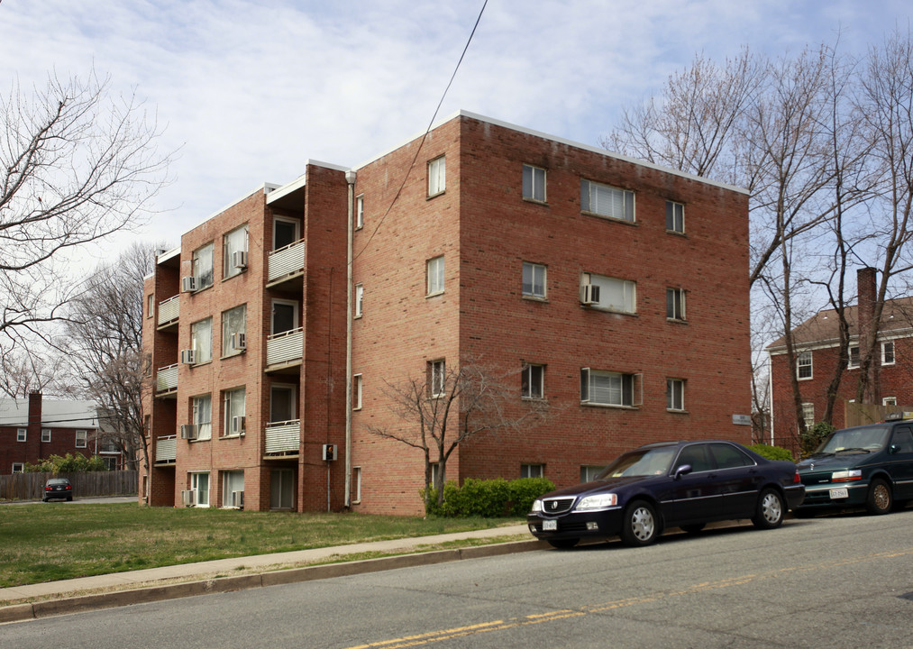 500 S Court House Rd in Arlington, VA - Building Photo