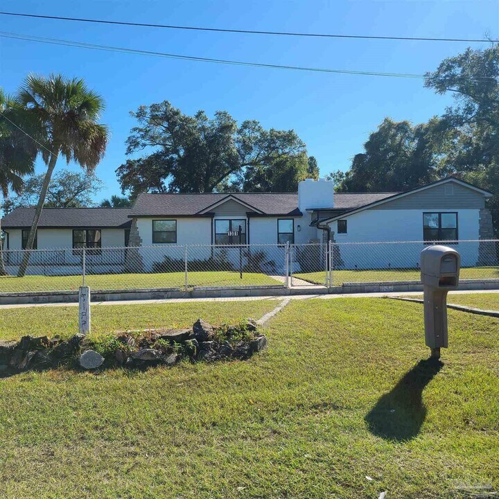 1301 W Lee St in Pensacola, FL - Building Photo
