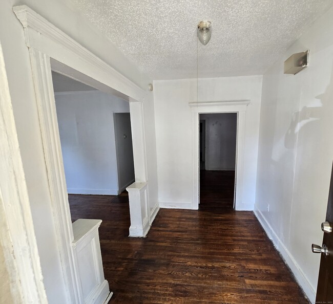 6 E Raymond St in Hartford, CT - Building Photo - Building Photo