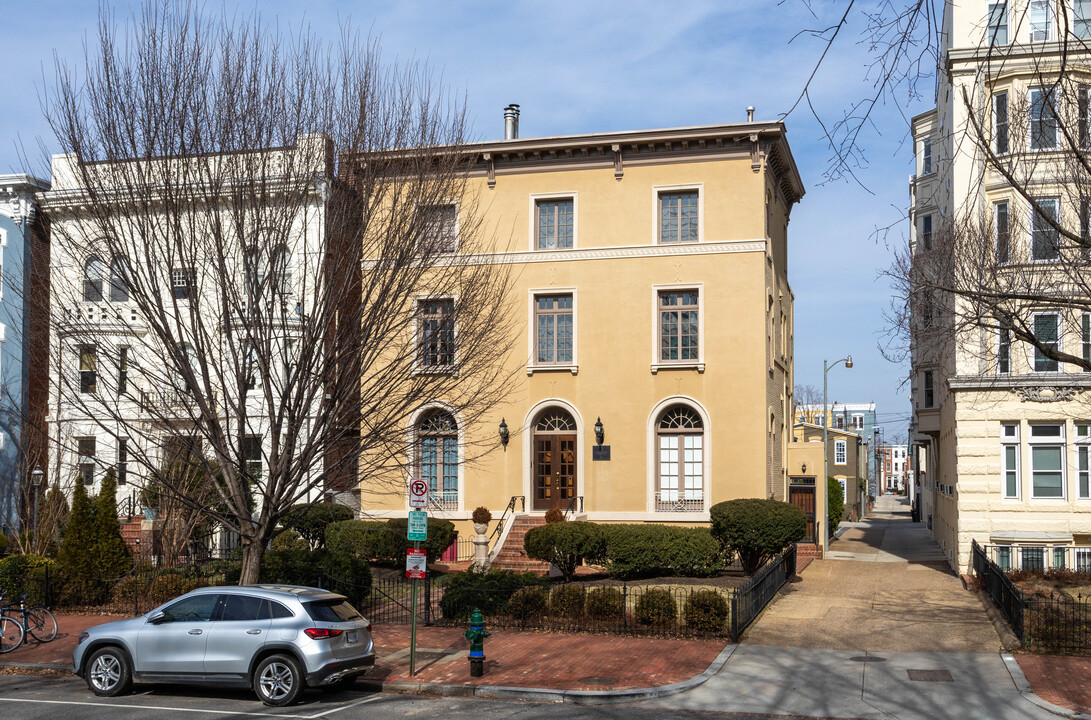 310 E Capitol St NE in Washington, DC - Building Photo