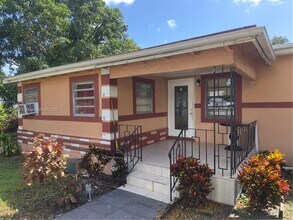 2490 NW 97th St in Miami, FL - Foto de edificio - Building Photo