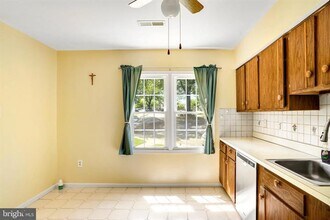 4905 Van Walbeek Plz in Annandale, VA - Foto de edificio - Building Photo