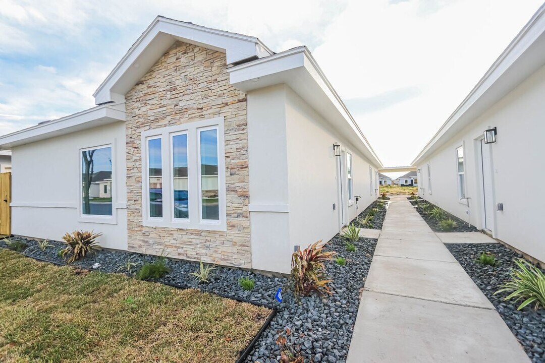 918 N Blair Ave in Edinburg, TX - Building Photo