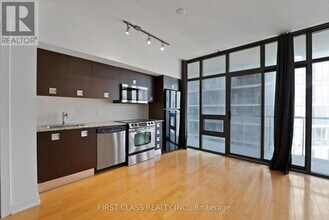 33 Charles St E in Toronto, ON - Building Photo - Building Photo