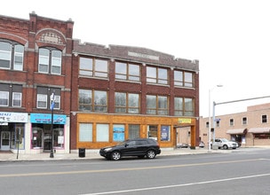 200 Main St in Ansonia, CT - Foto de edificio - Building Photo