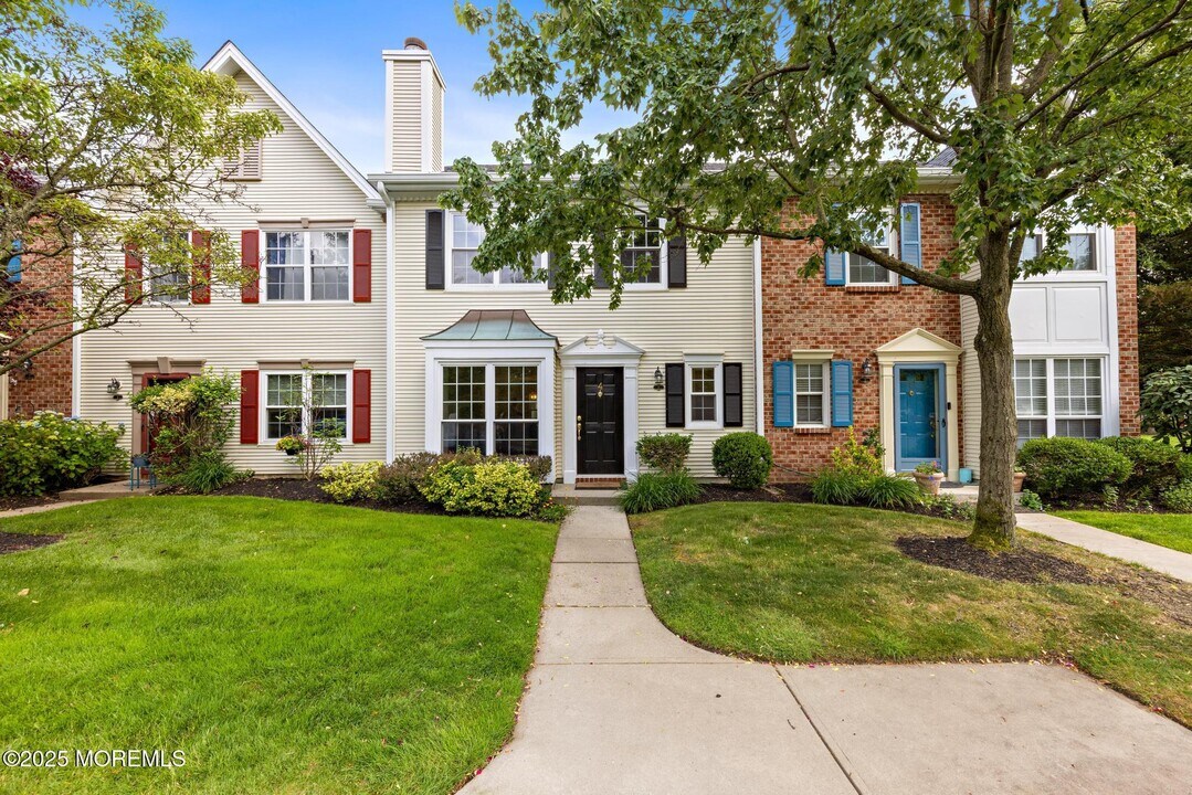4 Sun Beau Ct in Tinton Falls, NJ - Building Photo