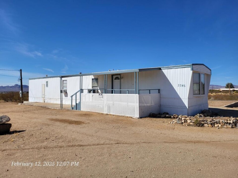 3745 N Avra Rd in Golden Valley, AZ - Building Photo