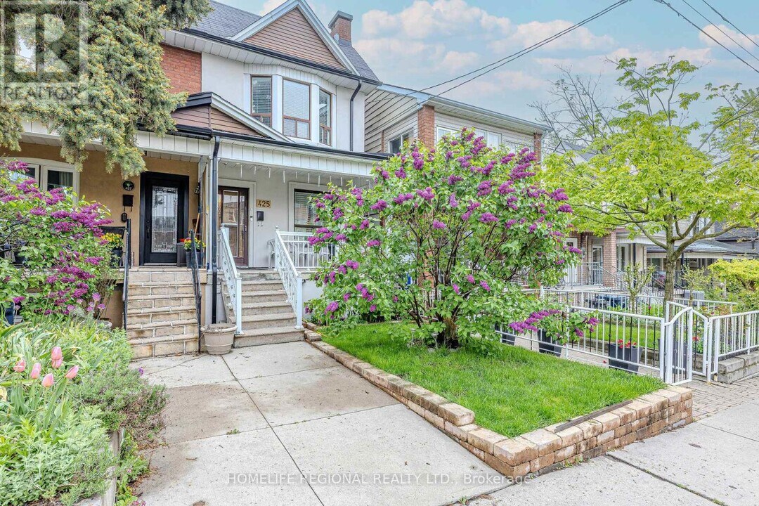 425 Bartlett Ave in Toronto, ON - Building Photo