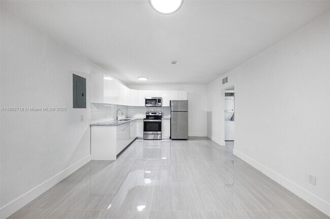 1050 NE 129th St-Unit -2 in North Miami, FL - Building Photo - Building Photo