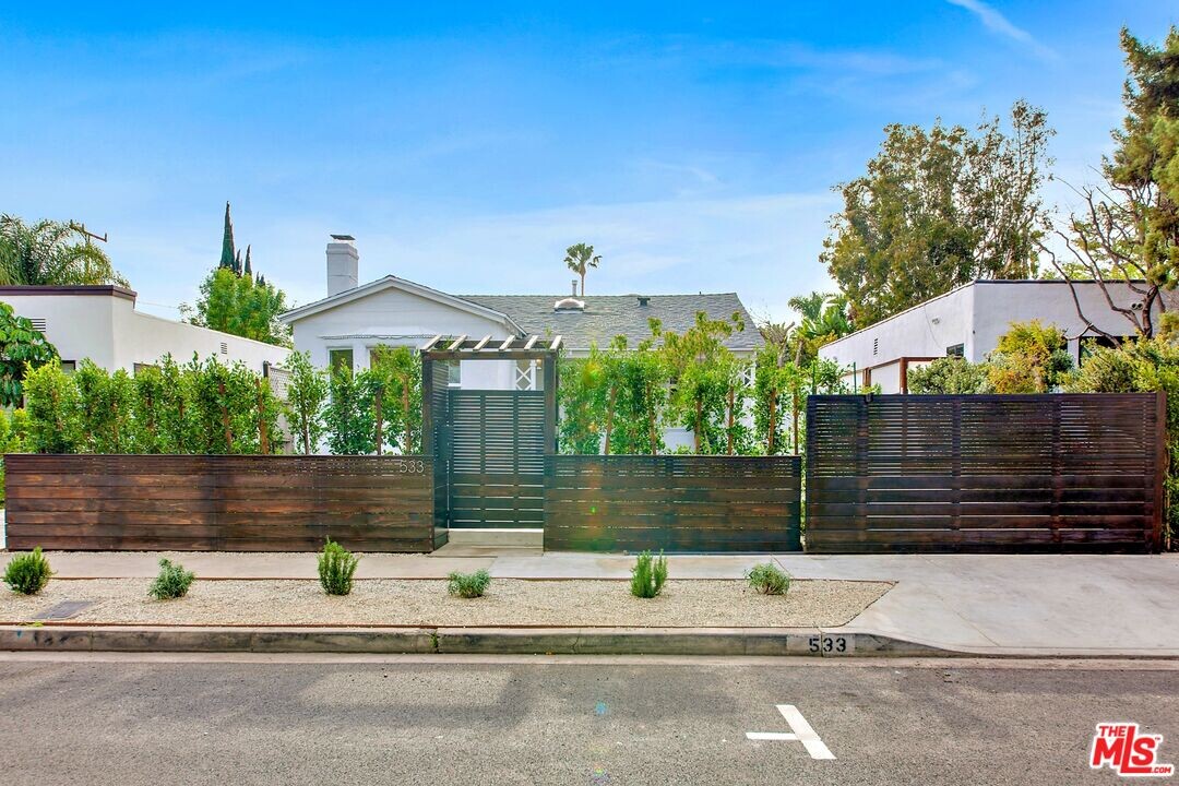 533 Huntley Dr in West Hollywood, CA - Building Photo