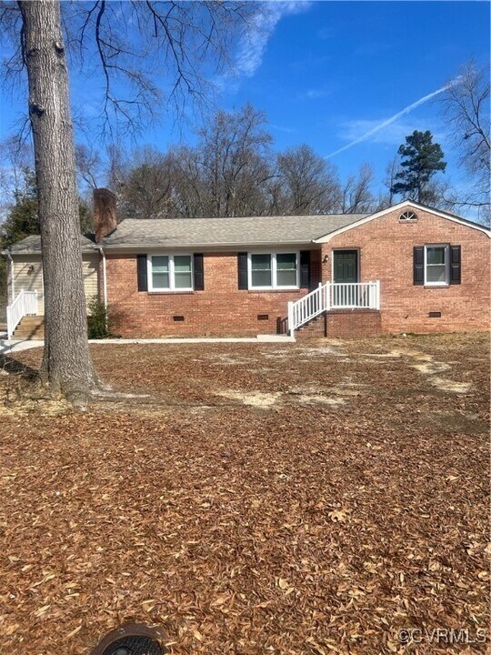 14621 Rivermont Rd in Chester, VA - Building Photo