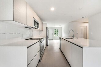 2561 NE 193rd St in Miami, FL - Building Photo - Building Photo