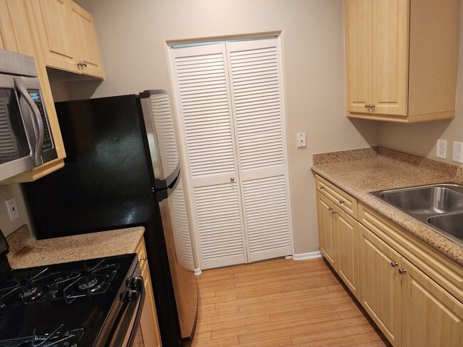 2429 Watermarke Pl in Irvine, CA - Building Photo - Building Photo