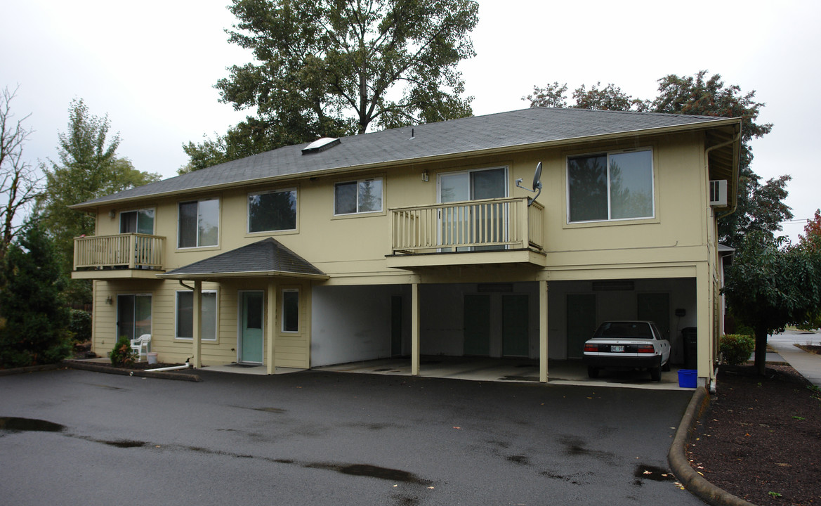 1664-1672 W Broadway in Eugene, OR - Building Photo