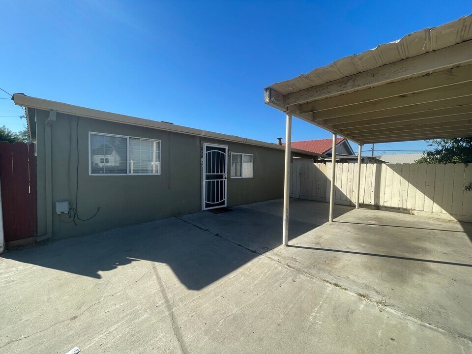 856 Central Ave-Unit -856 1/2 in Hollister, CA - Building Photo