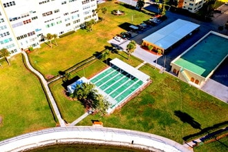4550 Cove Cir, Unit 305 in St. Petersburg, FL - Foto de edificio - Building Photo