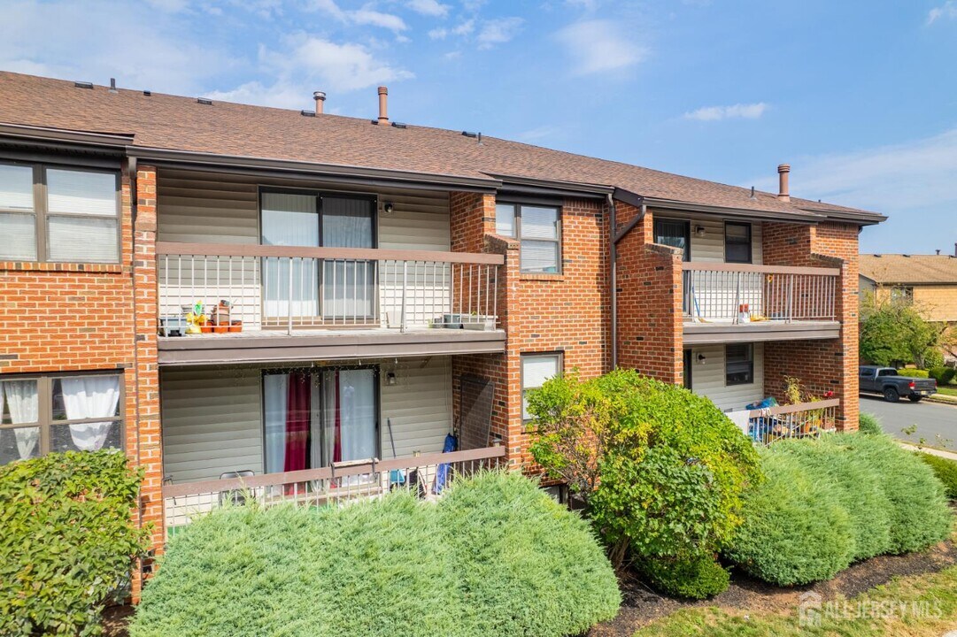 142 Beverly Hill Terrace in Woodbridge Township, NJ - Foto de edificio