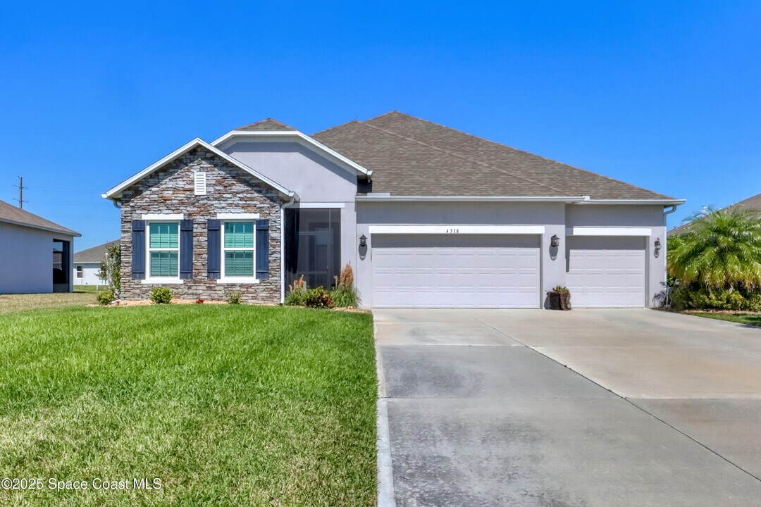 4318 Lago Vis Dr in Sebastian, FL - Building Photo