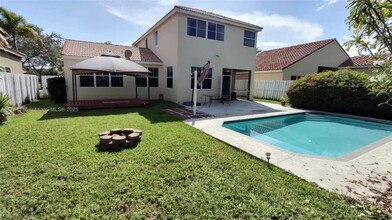 582 Carrington Ln in Weston, FL - Foto de edificio - Building Photo