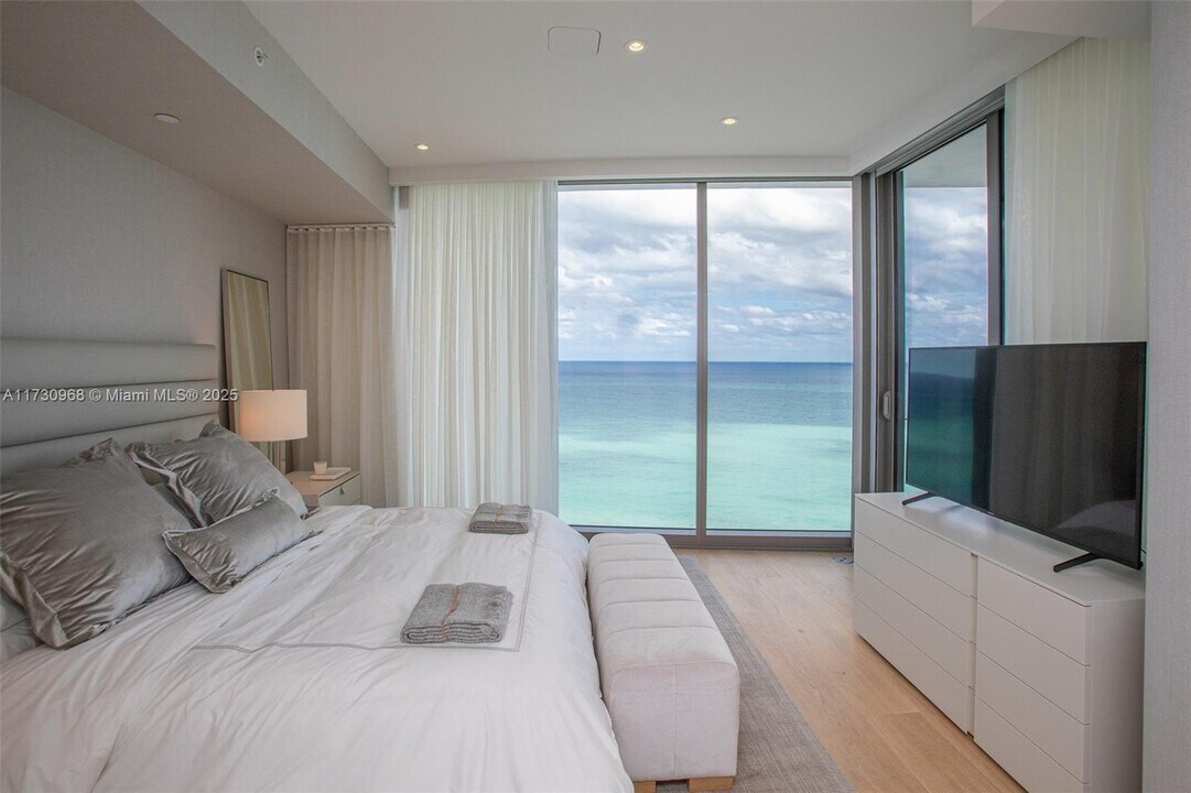 15701 Collins Ave, Unit 2604 in North Miami Beach, FL - Building Photo