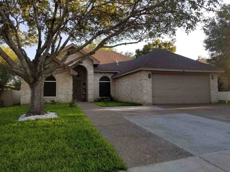 1821 Lemonwood Dr in Laredo, TX - Building Photo