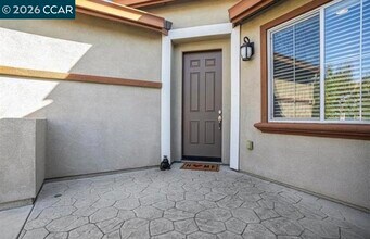 2284 Demartini Ln in Brentwood, CA - Foto de edificio - Building Photo