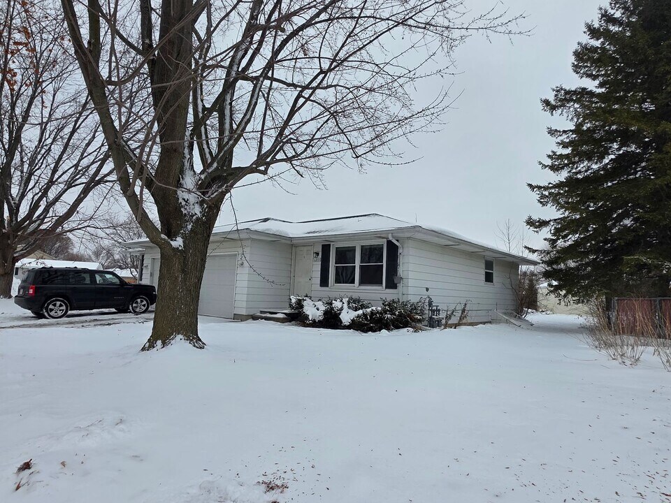 1213-1215-1215 S Erie St in De Pere, WI - Building Photo