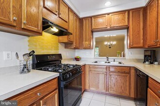 333 Prettyman Dr in Rockville, MD - Building Photo - Building Photo