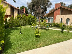 1542 Crocker St in Simi Valley, CA - Foto de edificio - Building Photo
