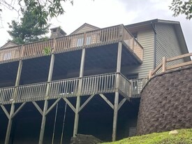 630 Sorrento Dr in Blowing Rock, NC - Building Photo