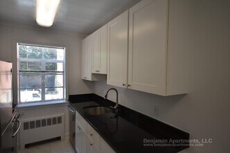 81 Saint Paul St, Unit 4 in Brookline, MA - Foto de edificio - Building Photo