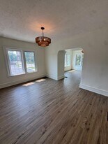 601 E Washington St in Bloomington, IL - Building Photo