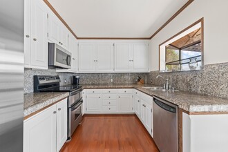 2027 Linda Flora Dr in Los Angeles, CA - Building Photo - Building Photo