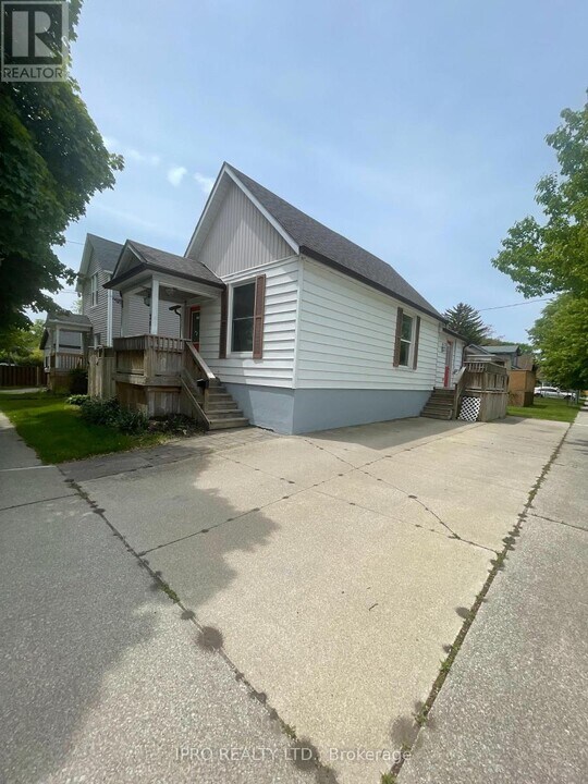 281 Mitton St N in Sarnia, ON - Building Photo