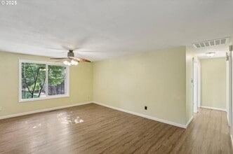 374 NE 34th Pl in Hillsboro, OR - Building Photo - Building Photo