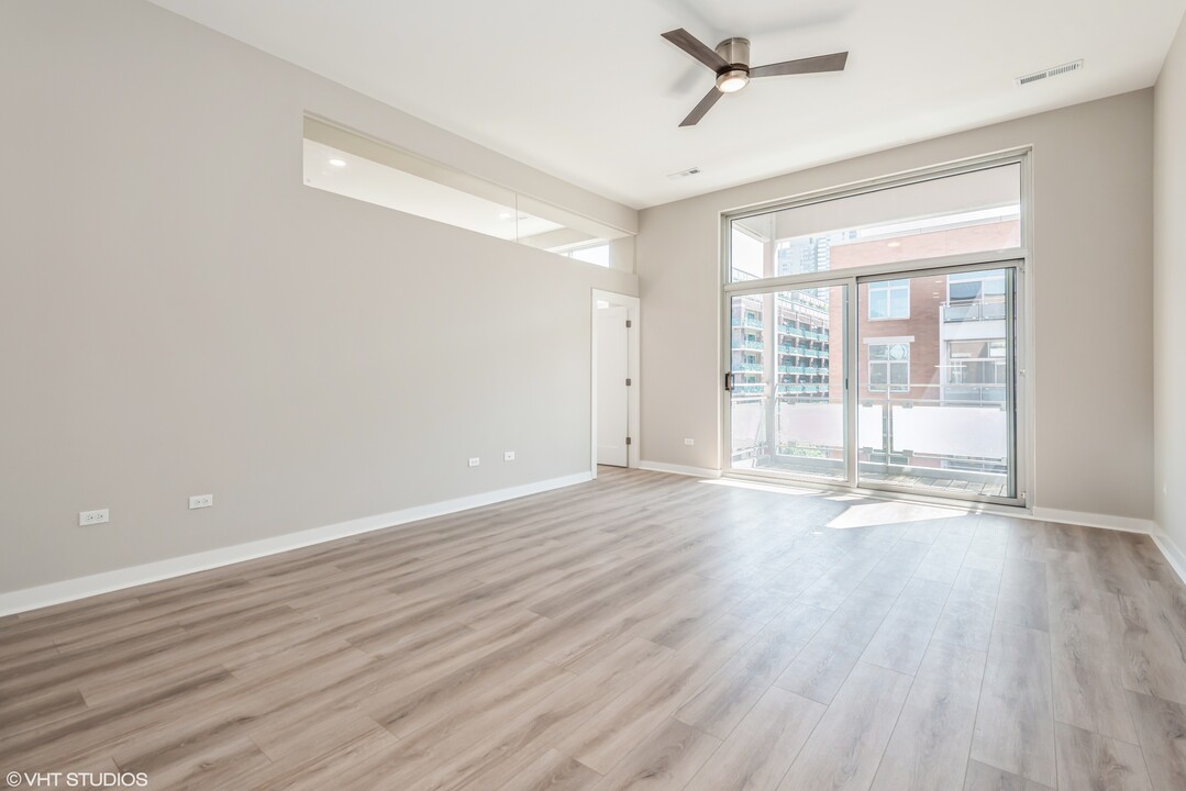 949 W Madison St, Unit 502 in Chicago, IL - Building Photo