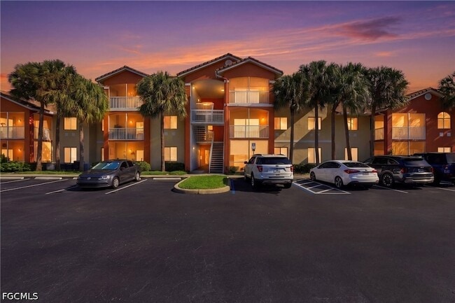 6321 Aragon Way, Unit 306 in Ft. Myers, FL - Foto de edificio - Building Photo