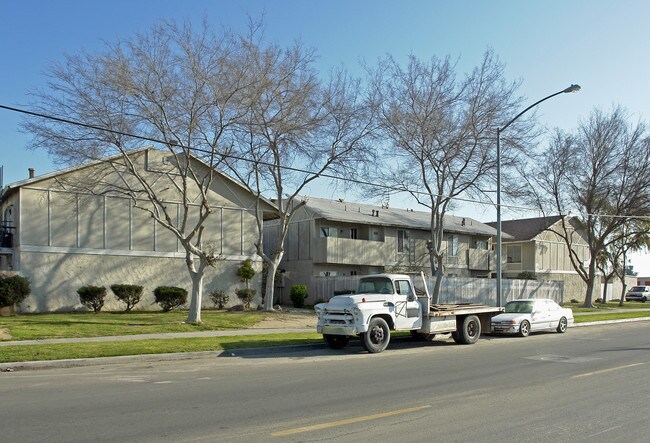 Almond Wood Apartments in Madera, CA - Foto de edificio - Building Photo