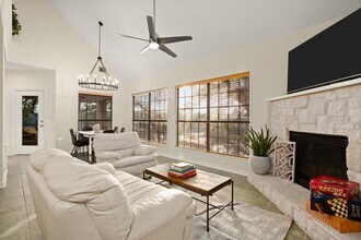 1352 Lakeshore Dr in Briarcliff, TX - Building Photo - Building Photo