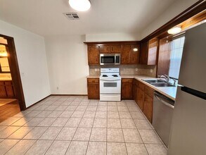 501 S Greengate Dr in Yukon, OK - Foto de edificio - Building Photo