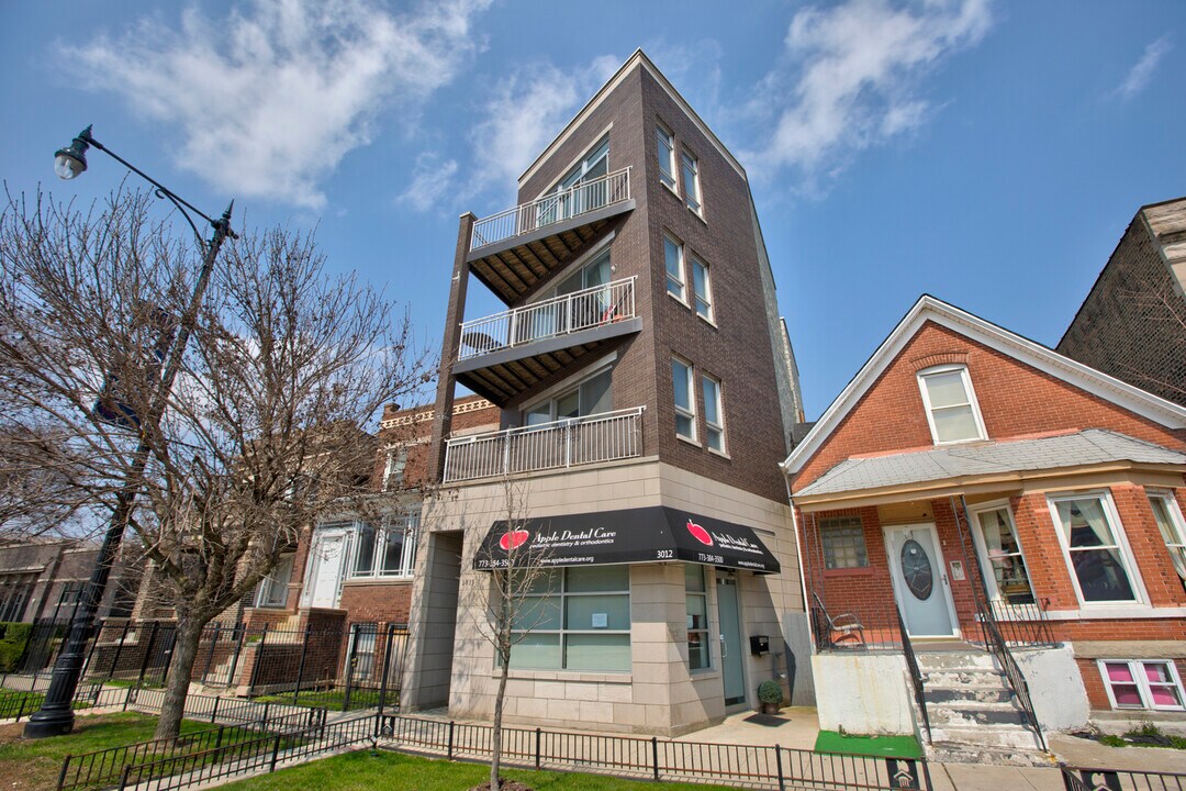3012 W Fullerton Ave in Chicago, IL - Building Photo