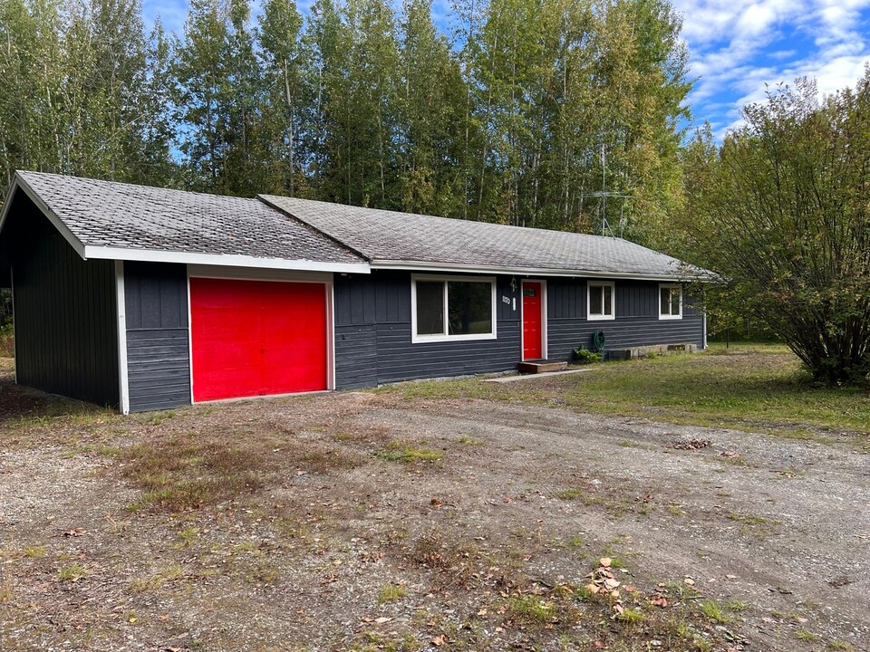 1170 Vicki Ln in North Pole, AK - Building Photo