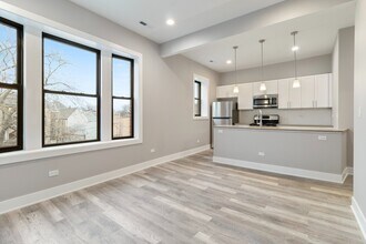 2053 W Iowa St in Chicago, IL - Building Photo - Building Photo