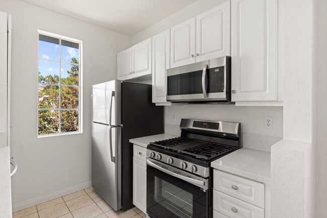 10820 Sabre Hill Dr in San Diego, CA - Building Photo - Building Photo