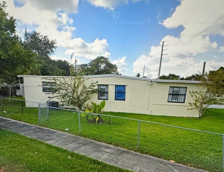 2010 Wilmington St in Opa Locka, FL - Building Photo