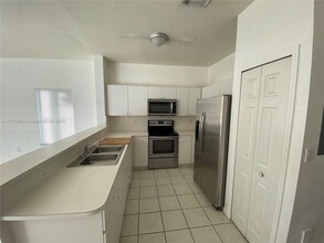 10760 NW 82nd Terrace in Doral, FL - Foto de edificio - Building Photo